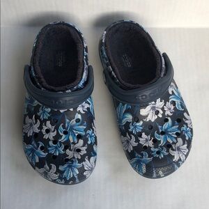 CROCS Classic lined Navy and lavender Floral Print  Women’s size 7